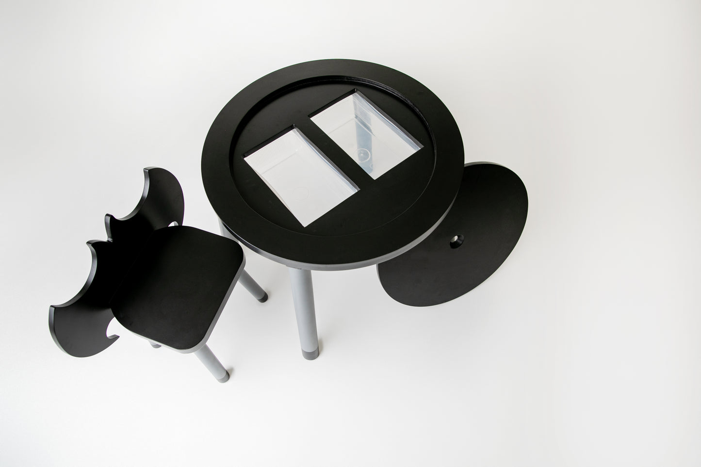 Mesa sensorial con 2 sillas Batman SOBRE PEDIDO