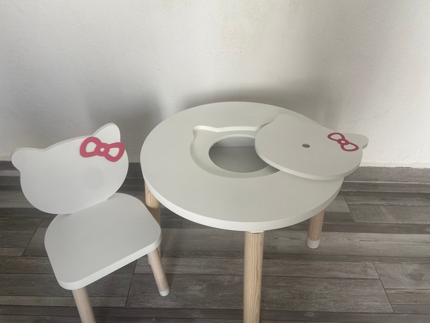 Mesa de kitty con dos sillas SOBRE PEDIDO