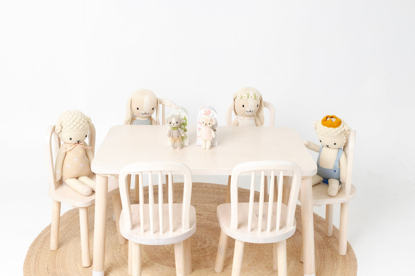 Mesa con dos sillas de madera