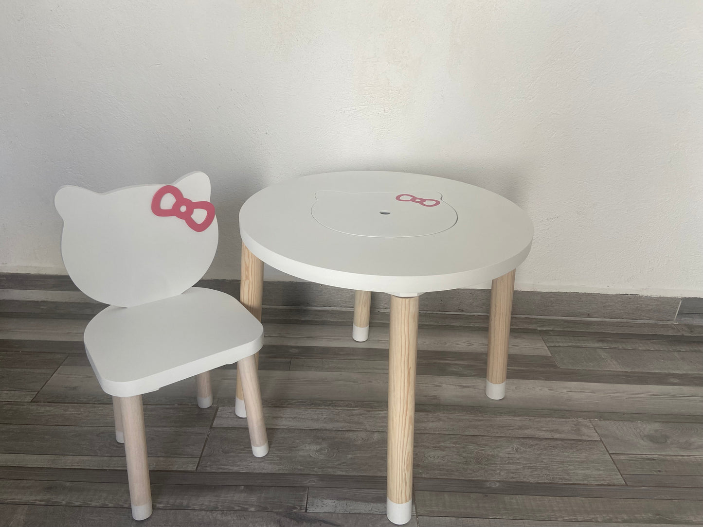 Mesa de kitty con dos sillas SOBRE PEDIDO
