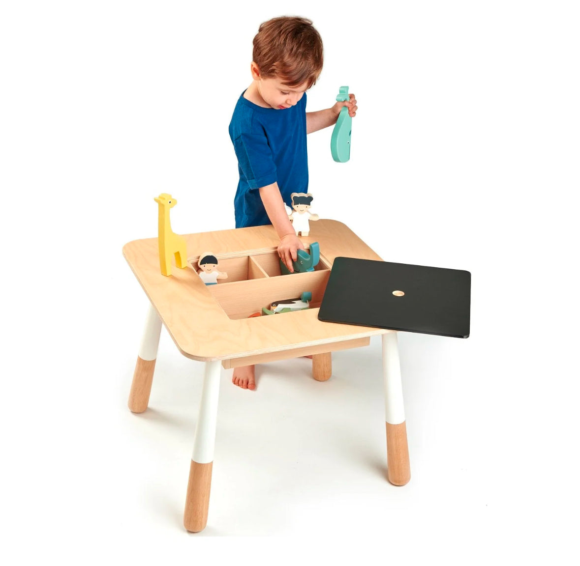 Set de mesa y dos sillas de madera
