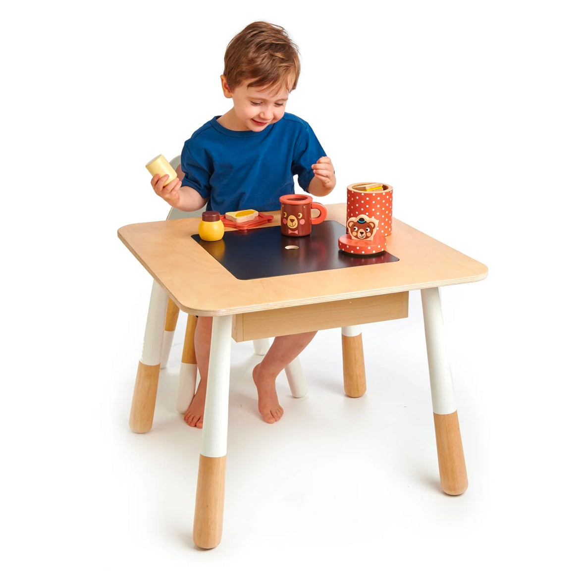 Set de mesa y dos sillas de madera