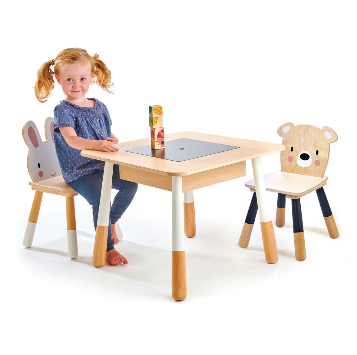 Set de mesa y dos sillas de madera