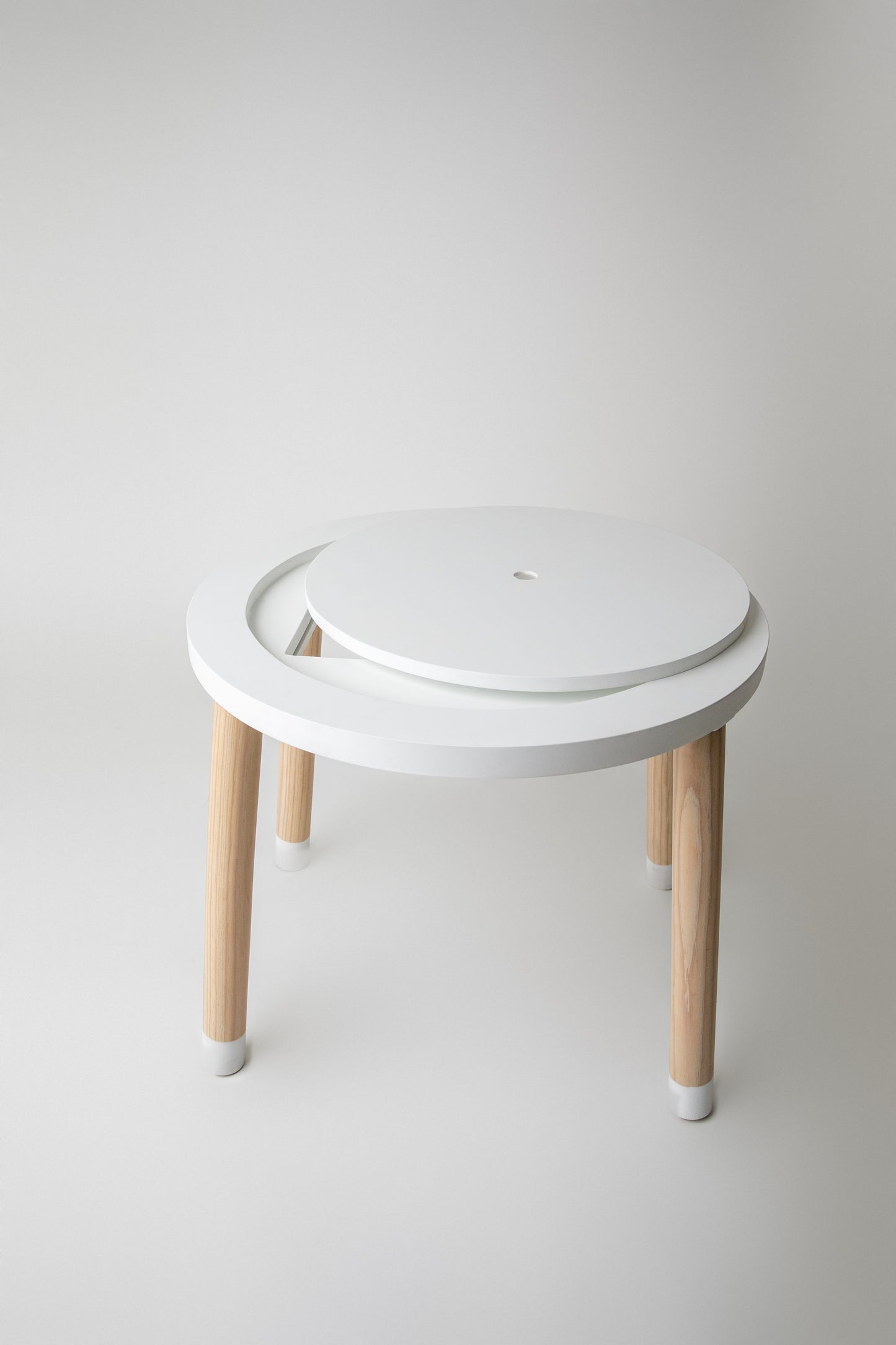 Mesa redonda sensorial con 2 sillas mariposa y arcoíris