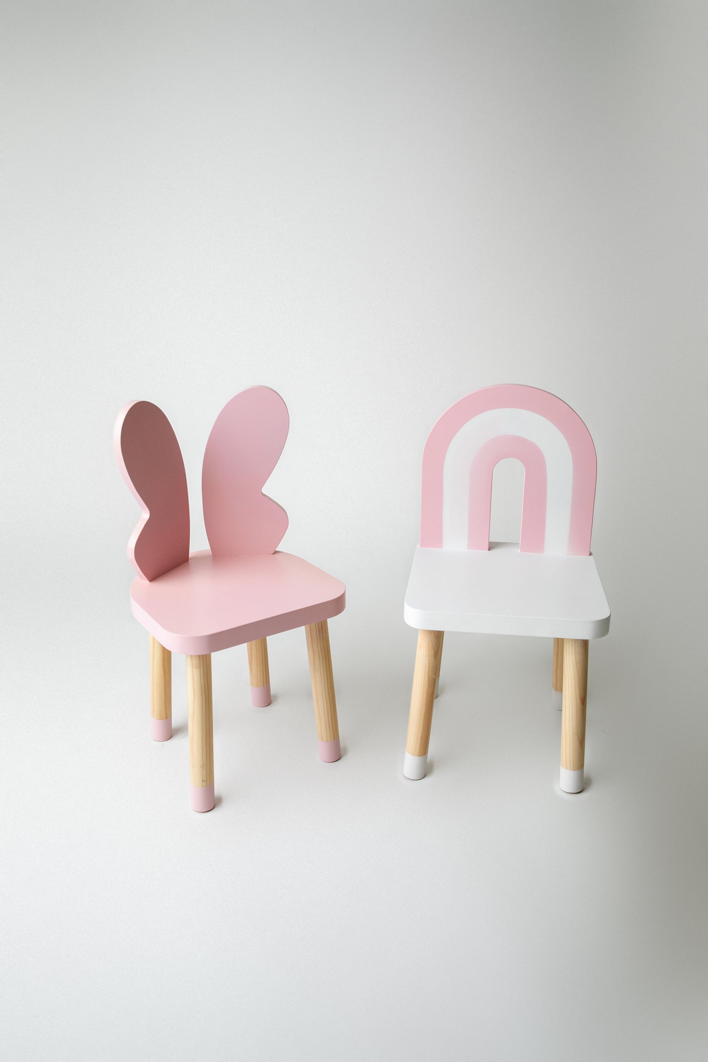 Mesa redonda sensorial con 2 sillas mariposa y arcoíris