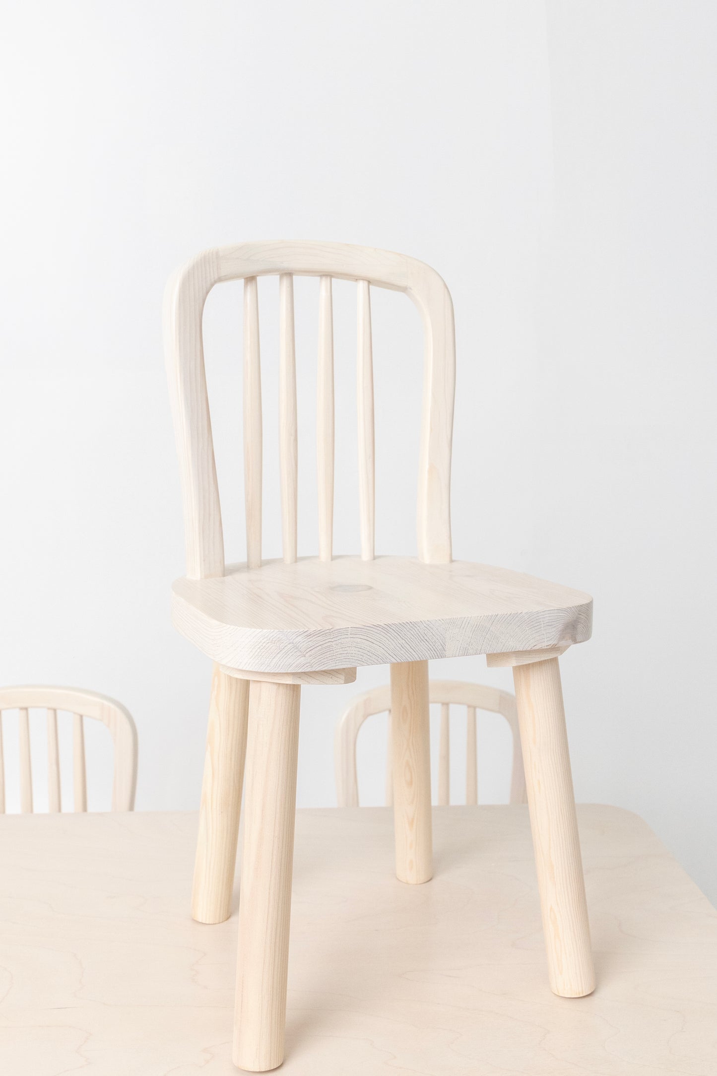 Mesa con dos sillas de madera