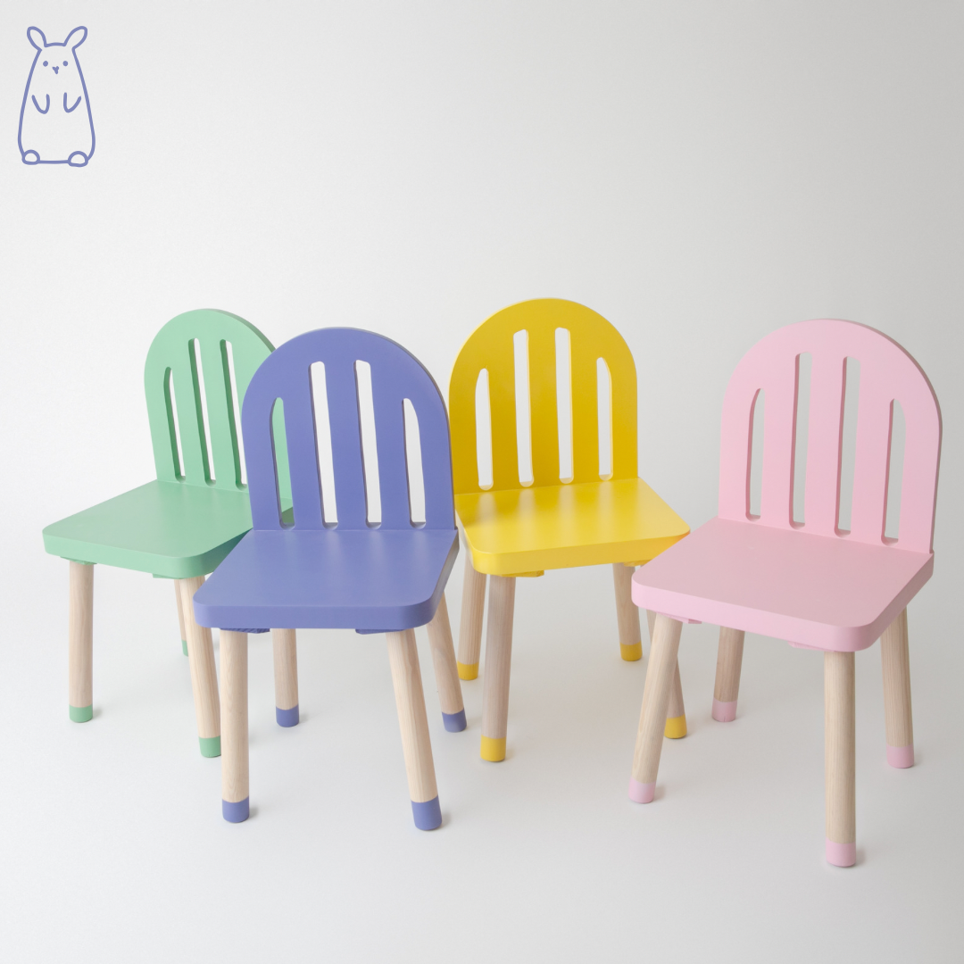 Mesa cuadrada blanca con cuatro sillas de rejillas