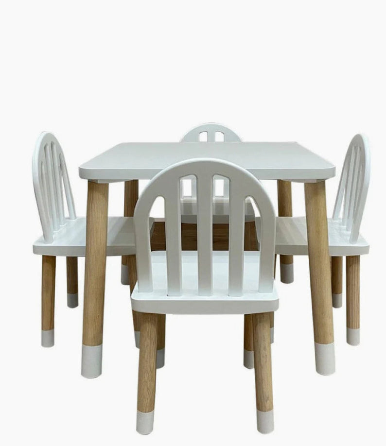 Mesa cuadrada blanca con cuatro sillas de rejillas