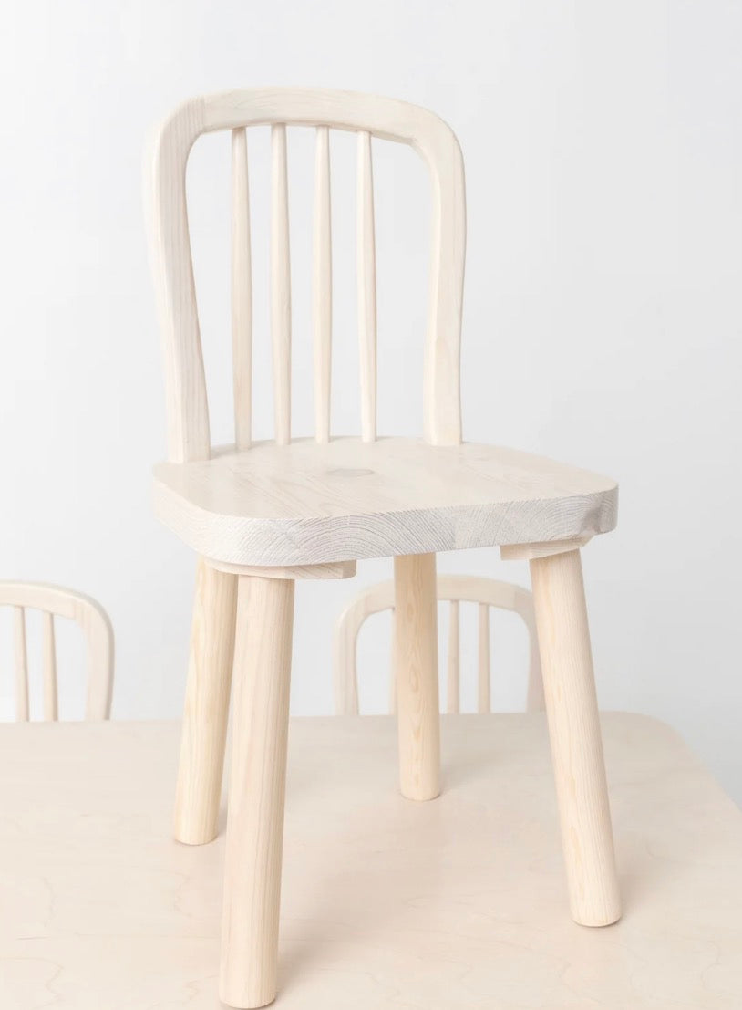 Mesa rectangular con 4 sillas de madera