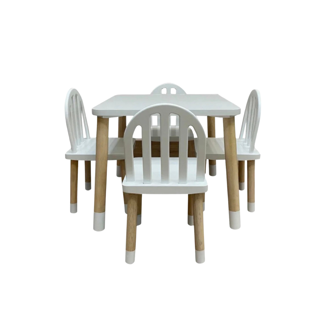 Mesa cuadrada blanca con cuatro sillas de rejillas