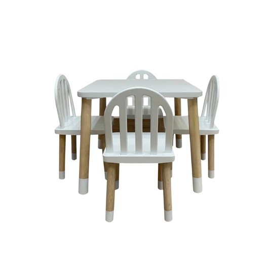 Mesa cuadrada blanca con cuatro sillas de rejillas