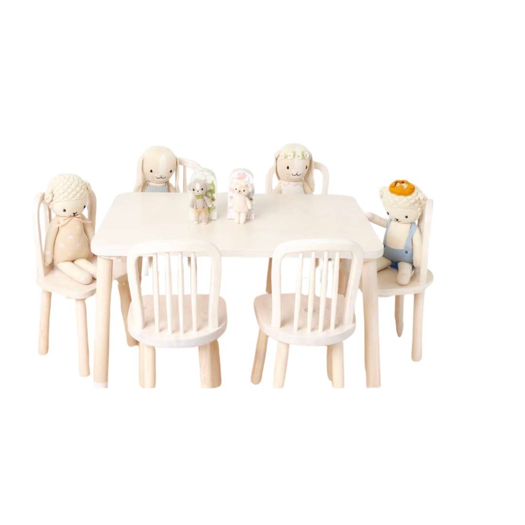 Mesa rectangular con 4 sillas de madera