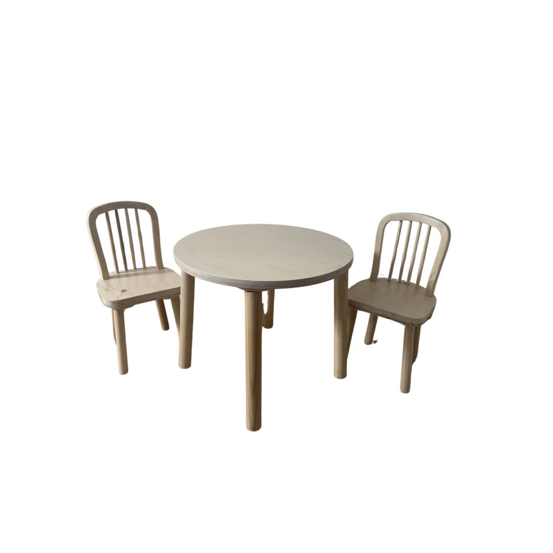 Mesa con dos sillas de madera